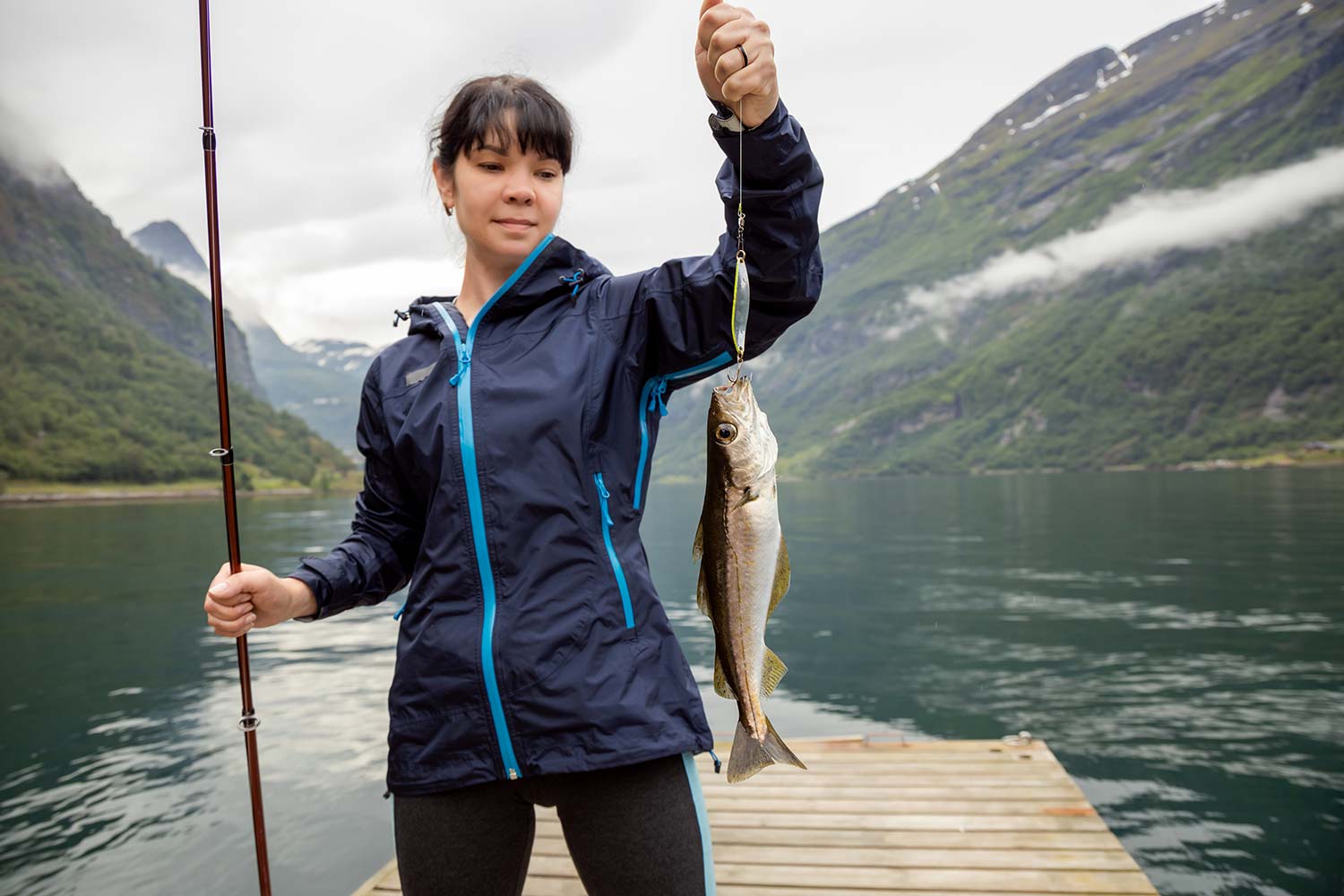 woman-fishing-on-fishing-rod-spinning-in-norway-4T4AA7V-resize.jpg